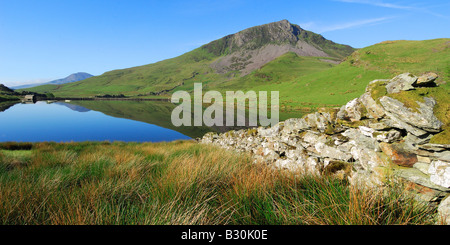 Una calma e splendida mattinata a Llyn Dywarchen nel parco nazionale di Snowdonia nel Galles del Nord Foto Stock