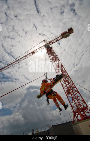 Fire & Rescue pratica su gru a torre Foto Stock