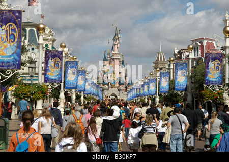 I visitatori a Disneyland Parigi, Francia Foto Stock