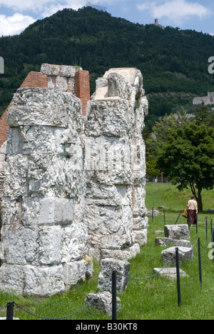 I ruderi del Teatro Romano di Gubbio parte della provincia italiana di Perugia (Umbria) si trova sulla prima pendenza di Mt. Ingino, una piccola montagna dell'Appennino. Foto Stock