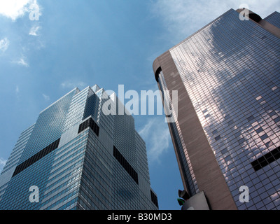 Un edificio alto di molte storie grattacielo verticale new york sky il raschiatore Foto Stock
