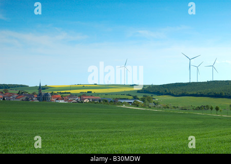 Villaggio francese di Momerstroff con oltre il colle una ecologic wind farm Foto Stock