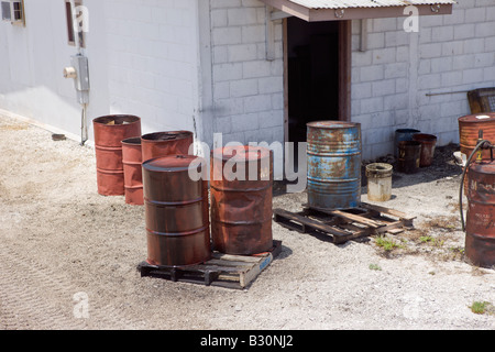 Luogo di deposito con barili da scienziati Isole Marshall Bikini Atoll Micronesia Oceano Pacifico Foto Stock