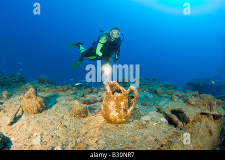 Subacqueo e artefatti di USS sommergibile Apogon Isole Marshall Bikini Atoll Micronesia Oceano Pacifico Foto Stock