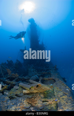 Subacqueo e munizione sotto la torre di USS sommergibile Apogon Isole Marshall Bikini Atoll Micronesia Oceano Pacifico Foto Stock