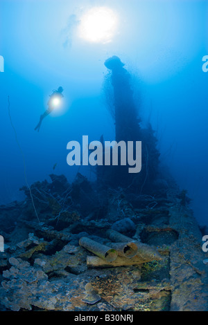 Subacqueo e munizione sotto la torre di USS sommergibile Apogon Isole Marshall Bikini Atoll Micronesia Oceano Pacifico Foto Stock