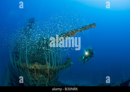 Subacqueo e 5 pollici di cannone di USS sommergibile Apogon Isole Marshall Bikini Atoll Micronesia Oceano Pacifico Foto Stock