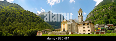 Chiesa barocca a Sonogno, in Val Verzasca, Tocino, alpi svizzere Foto Stock