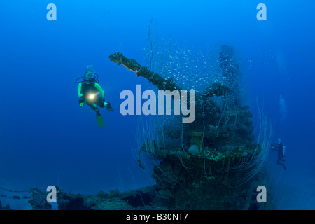 Subacqueo e 5 pollici di cannone di USS sommergibile Apogon Isole Marshall Bikini Atoll Micronesia Oceano Pacifico Foto Stock