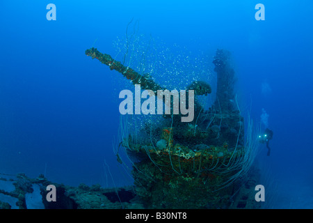 Subacqueo e 5 pollici di cannone di USS sommergibile Apogon Isole Marshall Bikini Atoll Micronesia Oceano Pacifico Foto Stock