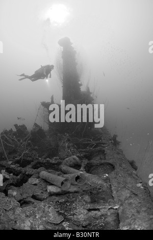 Subacqueo e munizione sotto la torre di USS sommergibile Apogon Isole Marshall Bikini Atoll Micronesia Oceano Pacifico Foto Stock