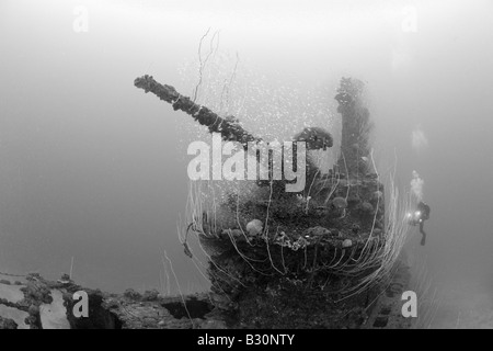 Subacqueo e 5 pollici di cannone di USS sommergibile Apogon Isole Marshall Bikini Atoll Micronesia Oceano Pacifico Foto Stock