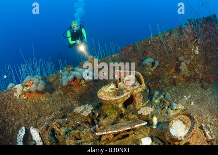 Sommozzatore scoprire artefatti a relitto della USS Carlisle attacco Transporter Isole Marshall Bikini Atoll Micronesia Oceano Pacifico Foto Stock