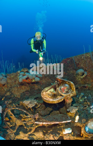 Sommozzatore scoprire artefatti a relitto della USS Carlisle attacco Transporter Isole Marshall Bikini Atoll Micronesia Oceano Pacifico Foto Stock