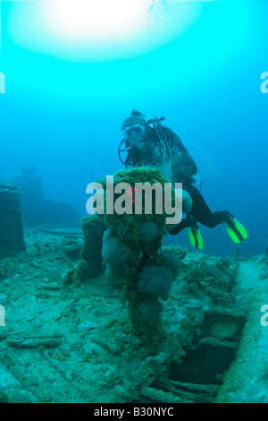 Subacqueo e Motore per telegrafo al cacciatorpediniere USS Lamson Isole Marshall Bikini Atoll Micronesia Oceano Pacifico Foto Stock