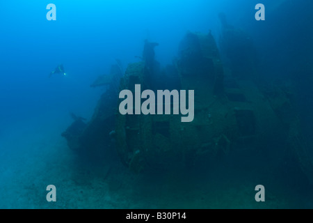 Subacqueo presso il ponte di HIJMS Nagato corazzata Isole Marshall Bikini Atoll Micronesia Oceano Pacifico Foto Stock