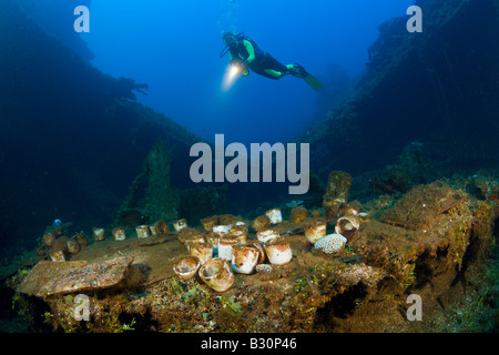 Sommozzatore scoprire Vasellame e artefatti sulla USS Saratoga Isole Marshall Bikini Atoll Micronesia Oceano Pacifico Foto Stock