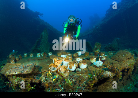 Sommozzatore scoprire Vasellame e artefatti sulla USS Saratoga Isole Marshall Bikini Atoll Micronesia Oceano Pacifico Foto Stock