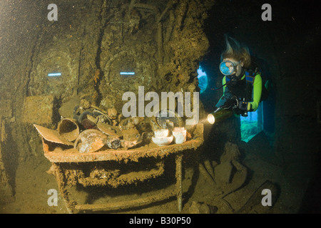 Subacqueo trova Vasellame e artefatti sul ponte della USS Saratoga Isole Marshall Bikini Atoll Micronesia Oceano Pacifico Foto Stock