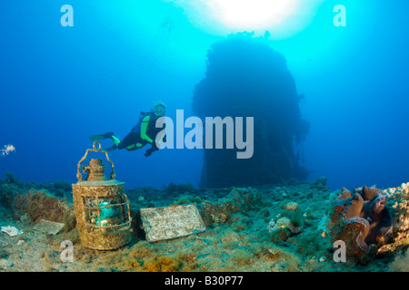 Subacqueo trova artefatti sul ponte di volo della USS Saratoga Isole Marshall Bikini Atoll Micronesia Oceano Pacifico Foto Stock