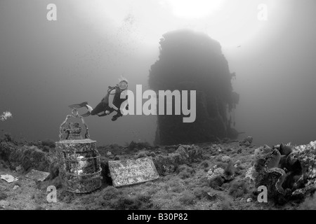 Subacqueo trova artefatti sul ponte di volo della USS Saratoga Isole Marshall Bikini Atoll Micronesia Oceano Pacifico Foto Stock