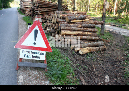 Attenzione strada sporca Foto Stock