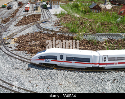 Modello di un Ghiaccio della Deutsche Bahn AG con la stazione ferroviaria Foto Stock