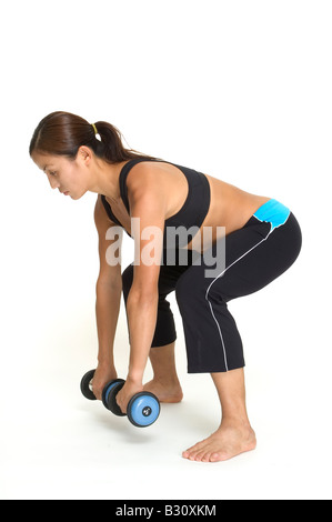 Una femmina di istruttore di fitness dimostra la posizione di partenza del dumbbell deadlift Foto Stock