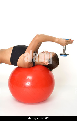 Una femmina di istruttore di fitness dimostra la posizione di partenza del tricipiti nosebreaker Foto Stock