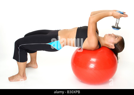 Una femmina di istruttore di fitness dimostra la posizione di partenza del nosebreaker tricipiti Foto Stock