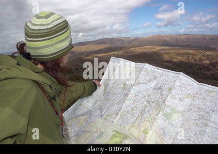 Un viandante guardando una mappa in Brecon Beacons Foto Stock