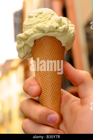 Il pistacchio ICE CREAM CORNET Foto Stock