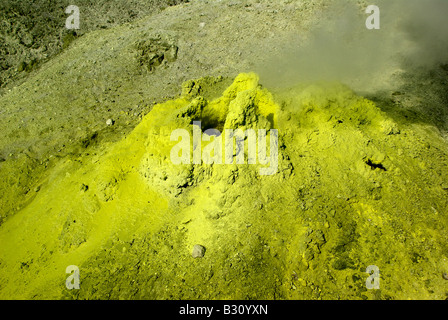 Fumarola Cratere vulcano circa Mendeleev, Kunashir island, Kurils isole, Estremo Oriente della Russia Foto Stock