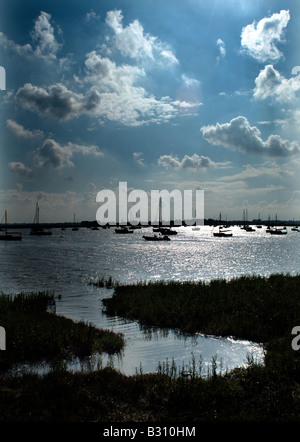 Barche a vela sul loro ormeggi un fiume Alde a Aldeburgh Suffolk in Inghilterra Foto Stock