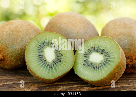 Kiwifruits in fondo naturale Foto Stock