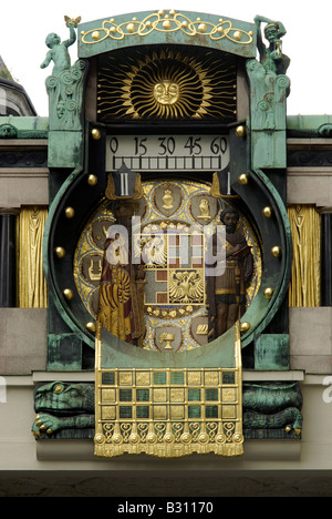 Il stile liberty art nouveau ancoraggio ankeruhr clock sull'Hoher Markt in Vienna Foto Stock