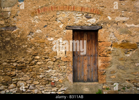 Il vecchio portale in Minerve, Languedoc-Roussillon, Francia Foto Stock