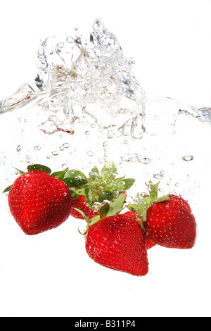 Le fragole in acqua Foto Stock