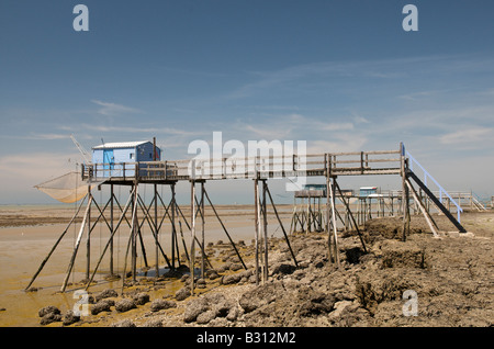 Pesca in legno capanne su palafitte sulla Ile Madame in Charente-Maritime Francia Foto Stock