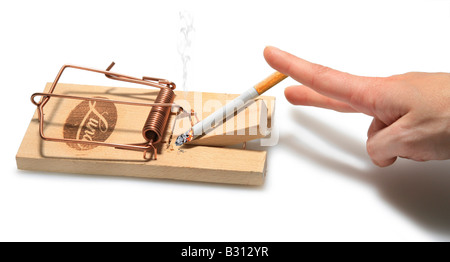 Dita femmina di intrufolarsi di fumare una sigaretta in un mousetrap Foto Stock