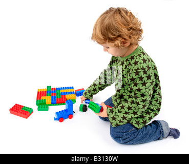 Little Boy a giocare con i mattoncini Lego Foto Stock