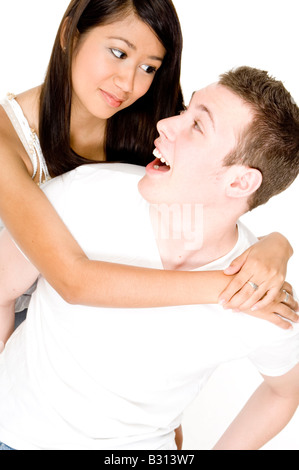 Una giovane coppia (uomo caucasico e donna asiatica) avendo divertimento insieme Foto Stock