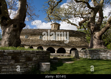 Grecia Epiro Zagororia Mikro Papigko villaggi situati nel Vikos Aoos National Park chiesa di Taxiarchon Foto Stock