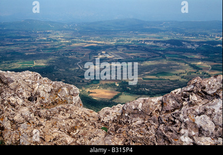 Vista dalla cima del Pic St Loup nella regione Languedoc-Roussillon del sud della Francia Foto Stock