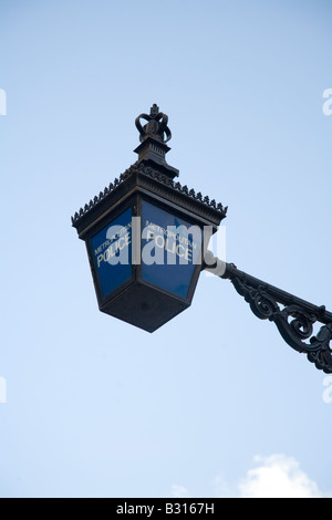 Tradizionale la Metropolitan Police lampada posta al di fuori di una stazione di polizia Foto Stock