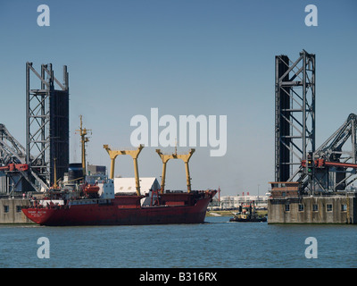Il russo nave da carico essendo strappo attraverso un ponte di apertura nel porto di Anversa Fiandre Belgio Foto Stock