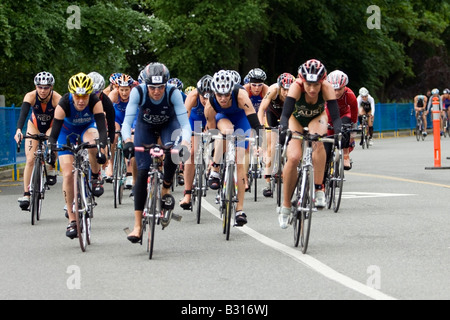 Triatleti completando la gamba del ciclo del campionato del mondo di Corso Vancouver 2008 Foto Stock