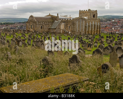 Chiesa di Santa Maria e il cimitero a Whitby Foto Stock