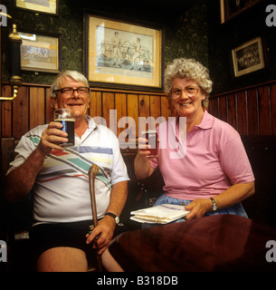 Regno Unito Inghilterra County Durham Beamish Open Air Museum Pietro e Sheila Ashby bere in Sun Inn Foto Stock