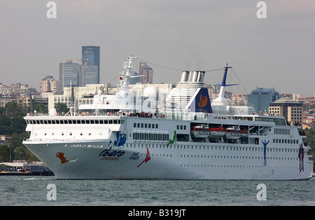TUR Turchia Istanbul Cruiseship Grand Voyager di IIbero Crociere sul Bosforo Foto Stock